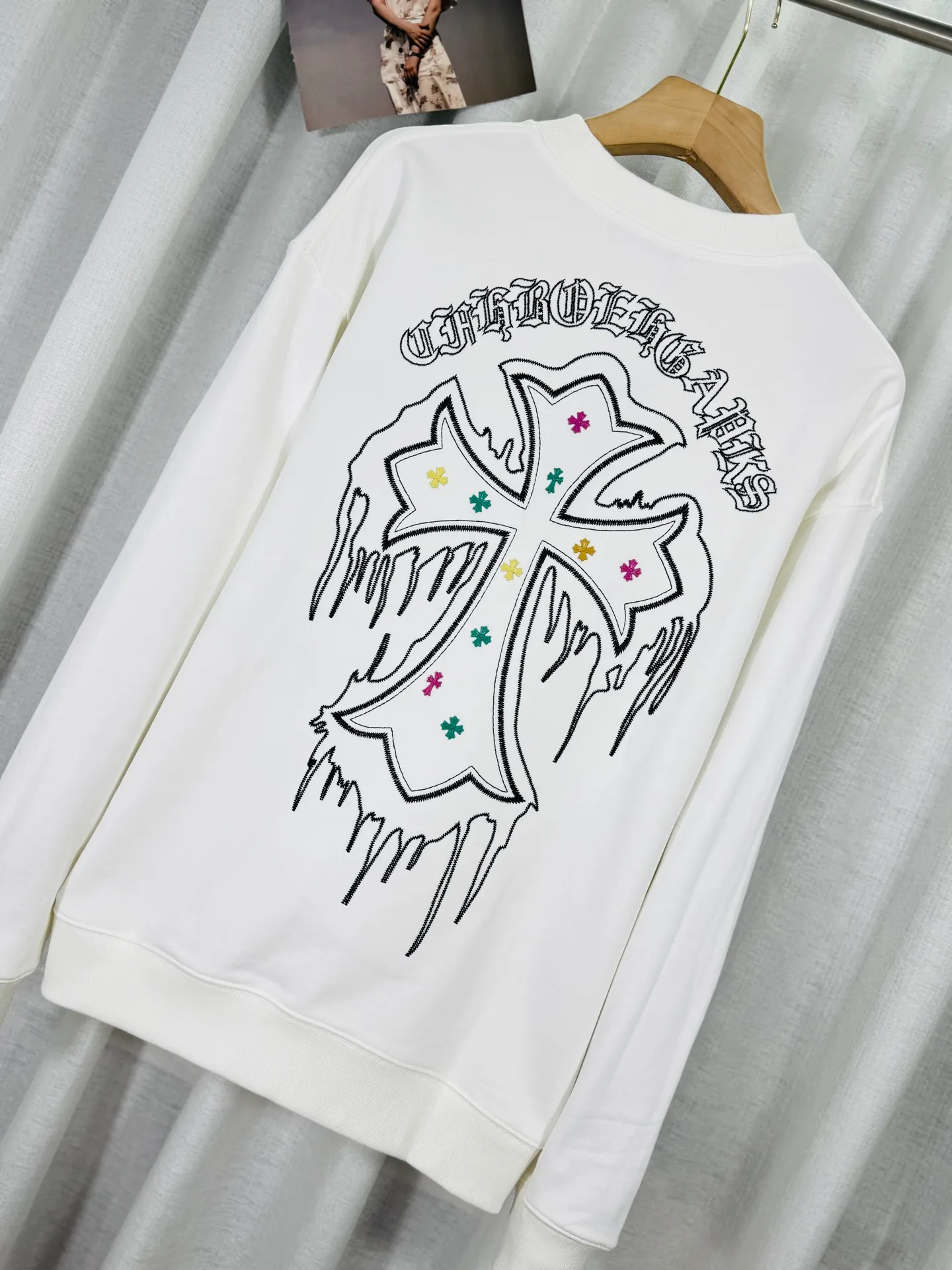P260 top version, real shot without P, ​​different from market currency) 𝗖𝗵𝗿𝗼𝗺𝗲 𝗛𝗲𝗮𝗿𝘁𝘀/Cro Heart 2025 washed patch embroidery autumn and winter new original single counter American laser burnt 3D three-dimensional color embroidered couple casual sweatshirt 👑The highest version! Customized fabric 430g tripe terry fabric! American acid-washed and distressed original fabric laser burnt ✟appliqué embroidery and exquisite embroidery of letters! The best-selling model in the counter, very comfortable to wear. Accessories: original molded and authenticated collar label➕100% silk wash label. Genuine purchase-grade original hangtag➕matching hanging rope➕3D hanging beads➕original packaging bag. Craftsmanship: The original version has consistent wiring! The highest version of the armhole matching technique! Color: White Black Size: S M L XL Style Number: 25-355